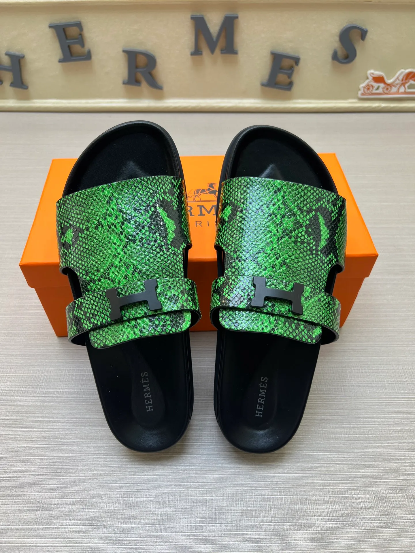 [H Family Hermès] P: 360💰 Size: 38-45 Hermes Men’s Kazimir Slippers - 2025 Summer New Hermès Same as the original version, with colored cowhide surface + rubber combined sole, handmade by master-level craftsmen! ❥High-end customization, exclusive products, the highest version in the industry.